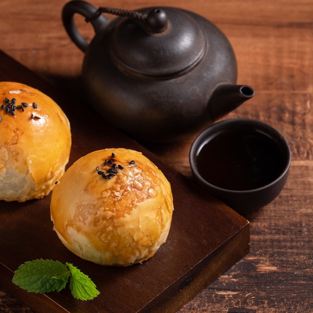 Nahaufnahme von Moon Cake Eigelbgebäck, Mooncake für Mid-Autumn Festival Urlaub auf Holztisch Hintergrund