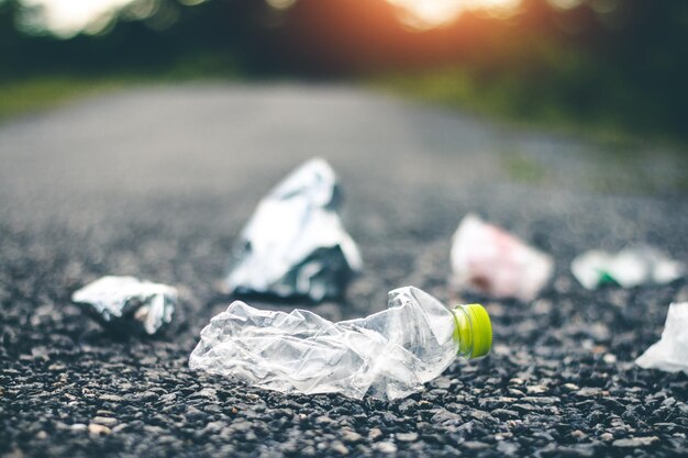 Foto nahaufnahme von müll auf der straße