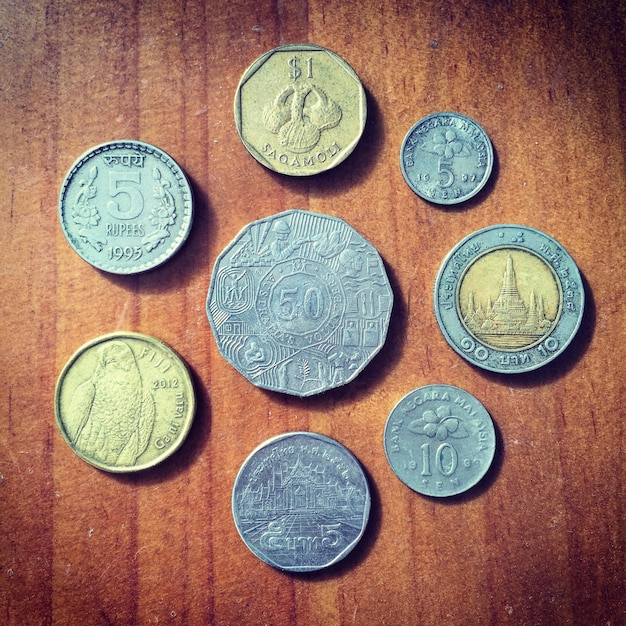 Foto nahaufnahme von münzen auf einem holztisch
