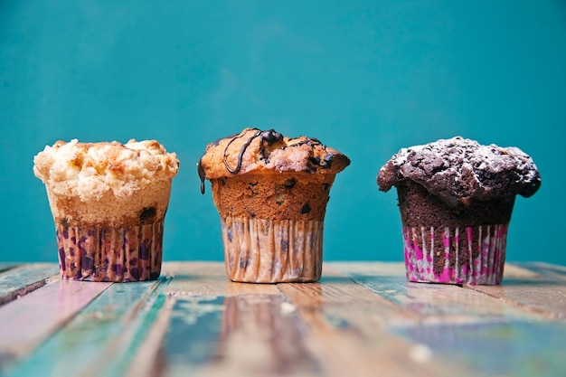 Foto nahaufnahme von muffins auf dem tisch gegen die wand