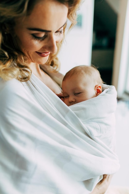 Nahaufnahme von Mutter mit Baby zu Hause