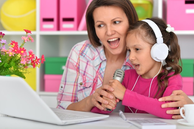 Nahaufnahme von Mutter und Tochter, die Karaoke singen