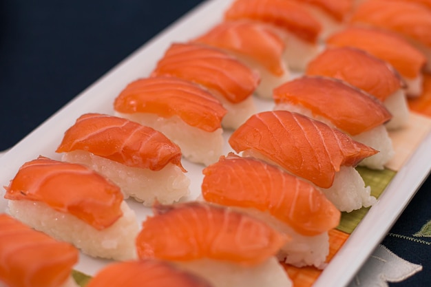Nahaufnahme von Nigiri-Sushi auf Platte