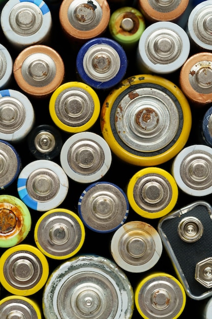 Nahaufnahme von oben auf gebrauchte Batterien elektronischer Sondermüllkonzept Batterien Hintergrund