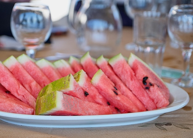 Nahaufnahme von Obst auf einem Teller auf dem Tisch.