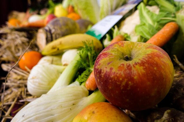 Foto nahaufnahme von obst und gemüse auf stroh