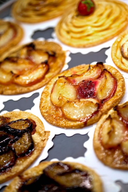 Nahaufnahme von Obstkuchen in einer Konditorei