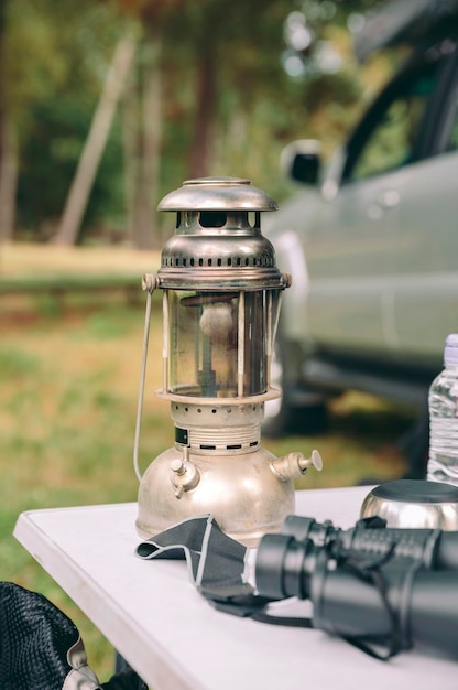 Foto nahaufnahme von öllampe über campingtisch in einer natur