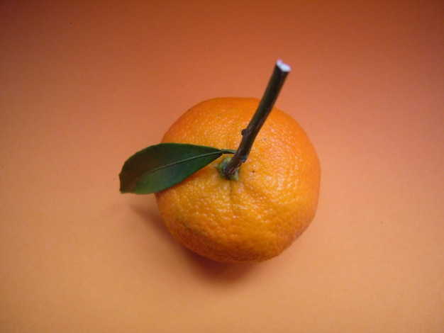Foto nahaufnahme von orange auf dem tisch