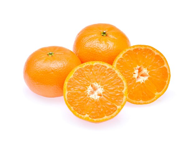Nahaufnahme von Orange auf weißem Hintergrund