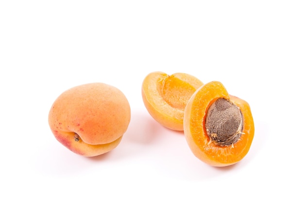 Nahaufnahme von Orange vor weißem Hintergrund