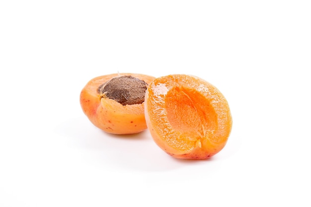 Nahaufnahme von Orange vor weißem Hintergrund