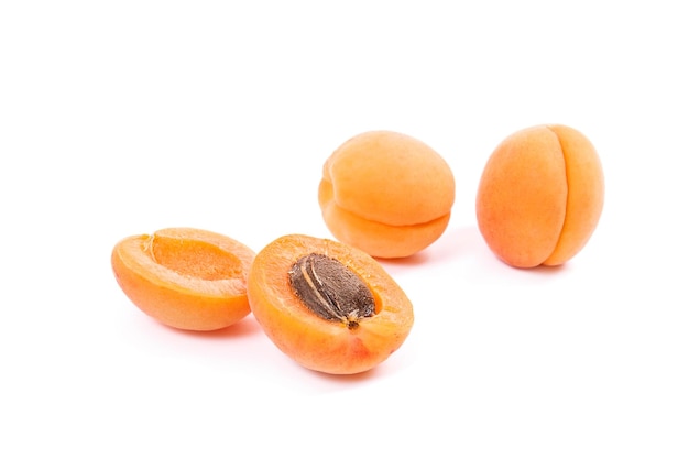 Nahaufnahme von Orange vor weißem Hintergrund