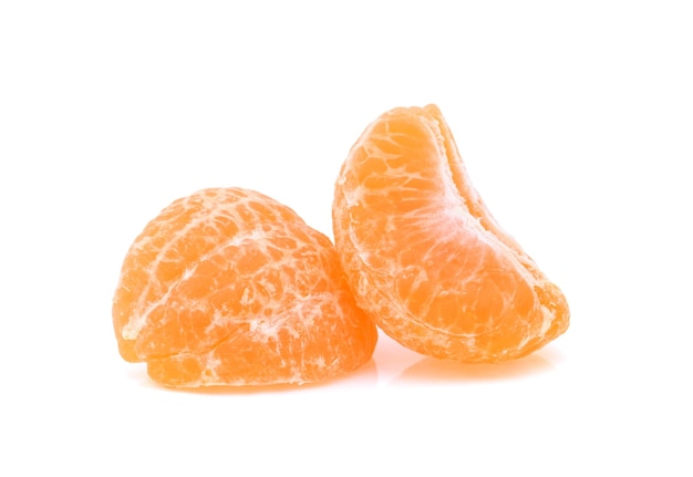 Nahaufnahme von Orange vor weißem Hintergrund