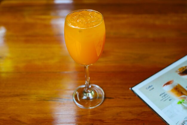Foto nahaufnahme von orangefarbenem glas auf dem tisch