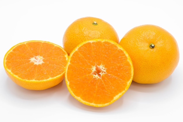 Nahaufnahme von orangefarbenen Früchten auf weißem Hintergrund