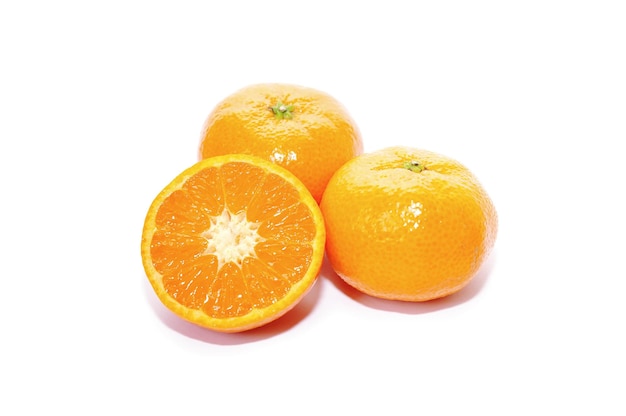 Nahaufnahme von Orangen auf einem weißen Tisch