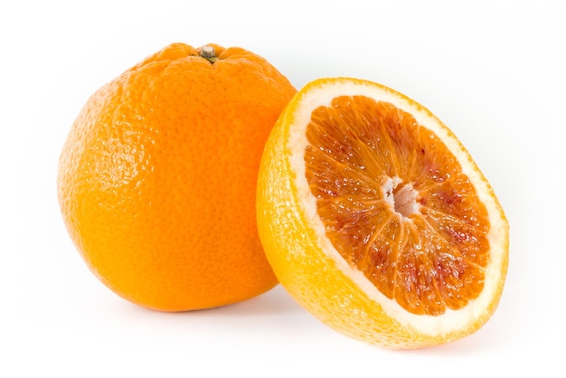Nahaufnahme von Orangen mit Querschnitt auf weißem Hintergrund