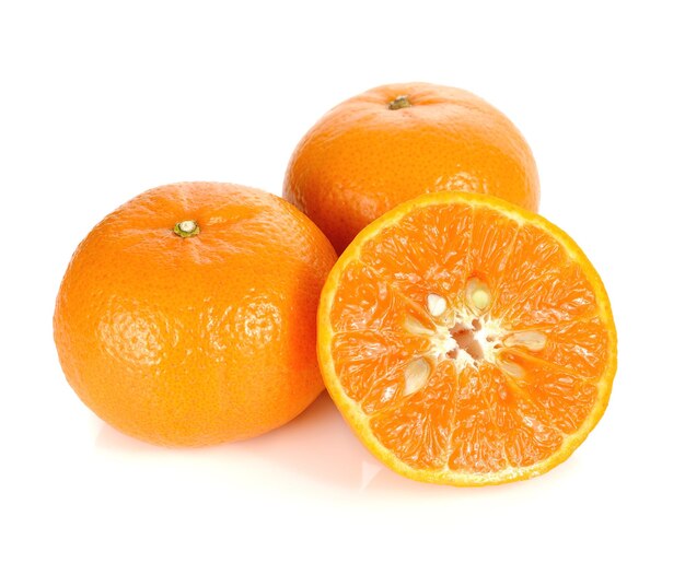 Nahaufnahme von Orangen vor weißem Hintergrund