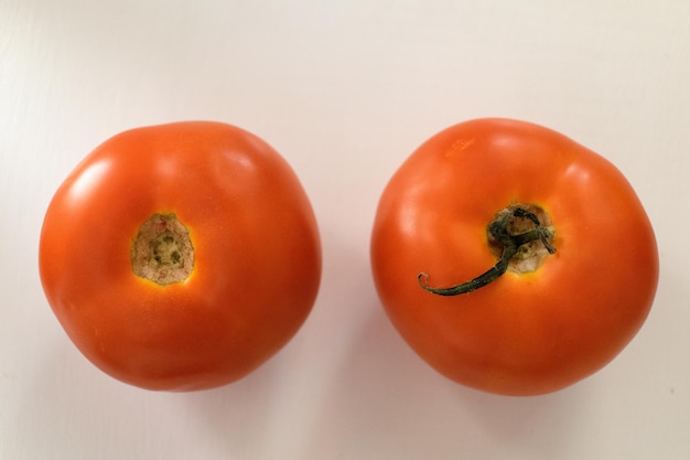 Nahaufnahme von Orangen vor weißem Hintergrund