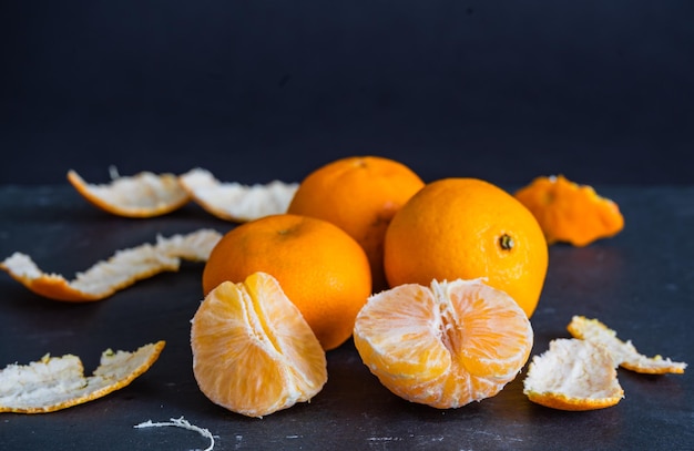 Nahaufnahme von Orangenfrüchten auf dem Tisch