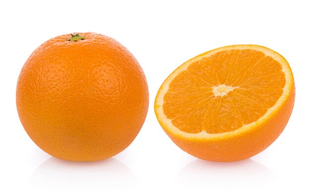 Nahaufnahme von Orangenfrüchten vor weißem Hintergrund