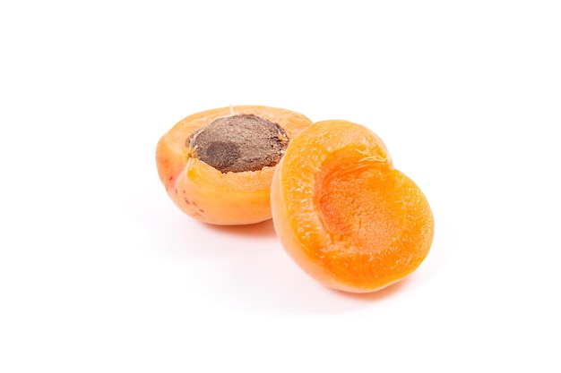 Nahaufnahme von Orangenfrüchten vor weißem Hintergrund