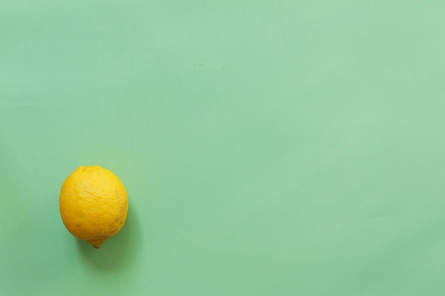 Nahaufnahme von Orangenfrüchten vor weißem Hintergrund