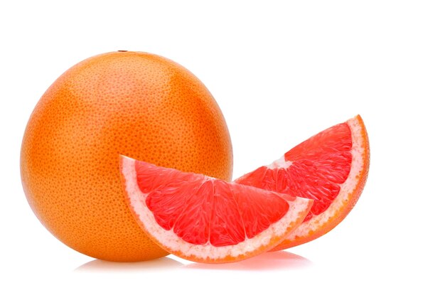 Nahaufnahme von Orangenfrüchten vor weißem Hintergrund