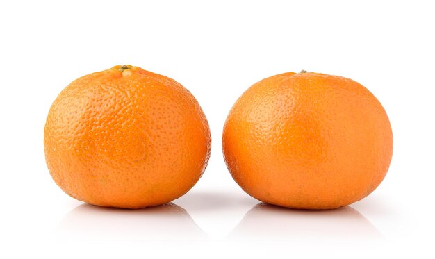 Nahaufnahme von Orangenfrüchten vor weißem Hintergrund