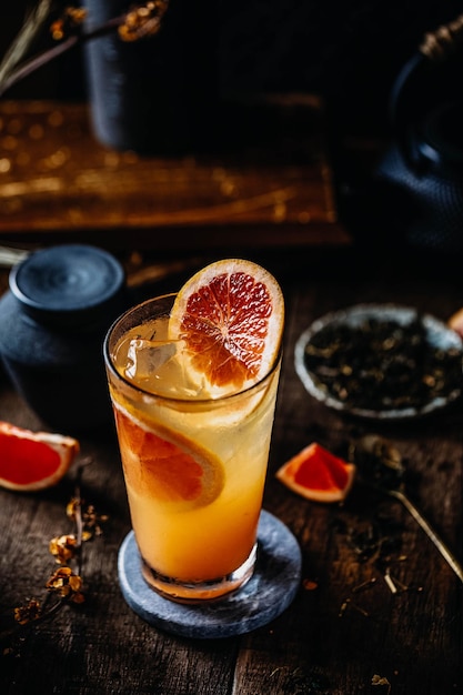 Nahaufnahme von Orangensaft auf dem Tisch