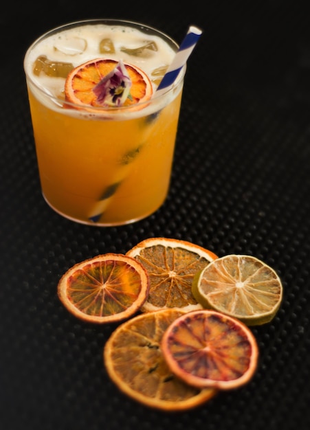 Nahaufnahme von Orangensaft auf dem Tisch