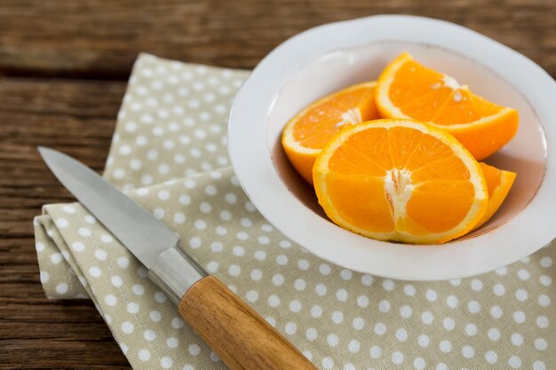 Nahaufnahme von Orangenscheiben in der Schüssel auf Holztisch