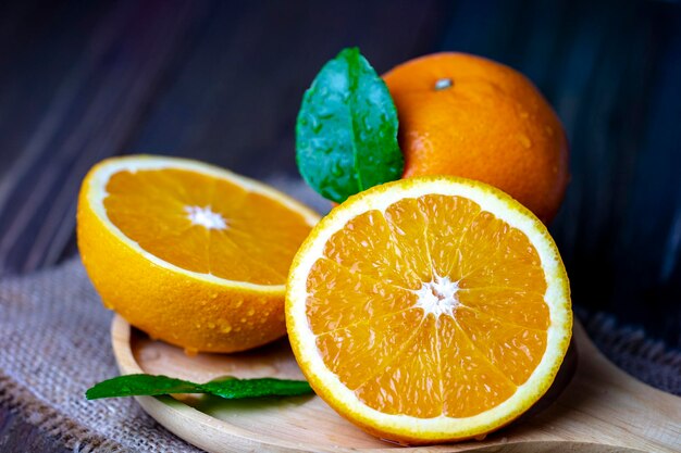 Nahaufnahme von Orangenstücken auf dem Tisch