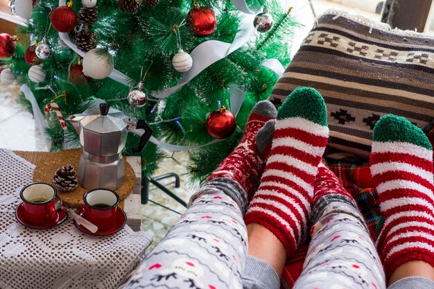 Nahaufnahme von Paar Weihnachtsferien rote Socken