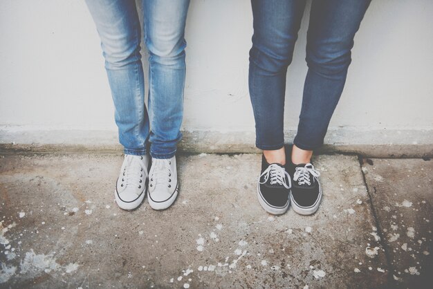 Foto nahaufnahme von paaren der beine in den jeans