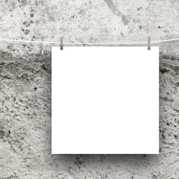 Nahaufnahme von Papier, das an der Wand hängt