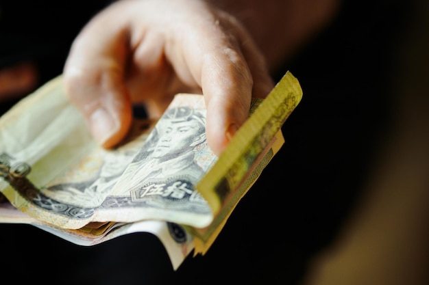 Nahaufnahme von Papiergeld in der Hand