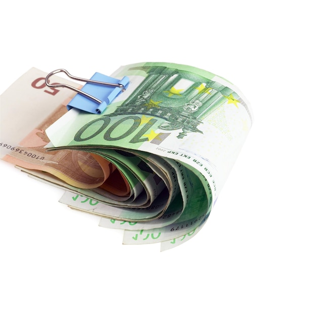 Nahaufnahme von Papierwährungen auf weißem Hintergrund