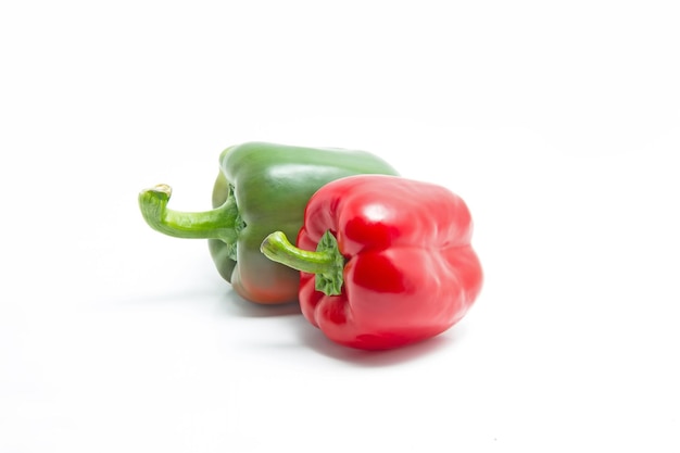 Nahaufnahme von Paprika vor weißem Hintergrund