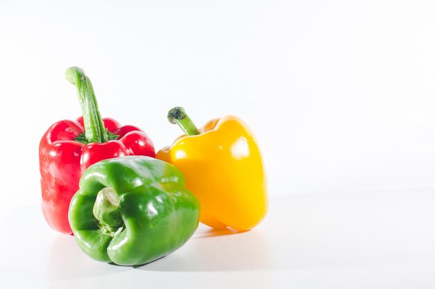 Nahaufnahme von Paprika vor weißem Hintergrund