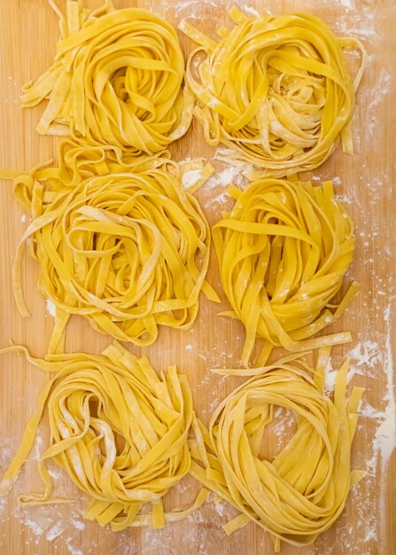 Nahaufnahme von Pasta und Händen, die hausgemachte italienische Pasta machen