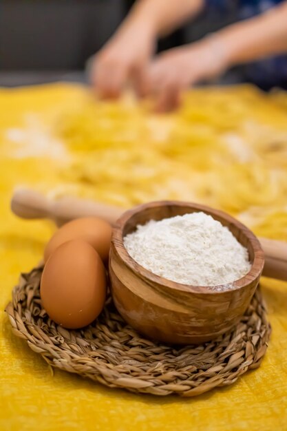 Nahaufnahme von Pasta und Händen, die hausgemachte italienische Pasta machen