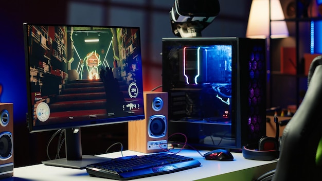 Nahaufnahme von PC-Tastatur und Maus auf dem Schreibtisch im Wohnzimmer