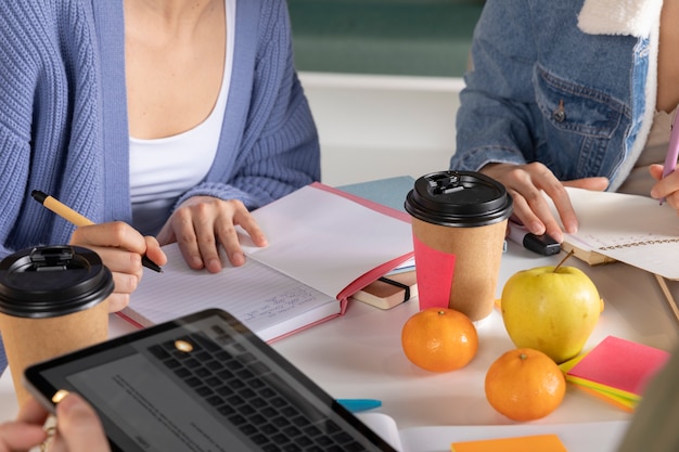 Foto nahaufnahme von personen, die sich notizen machen