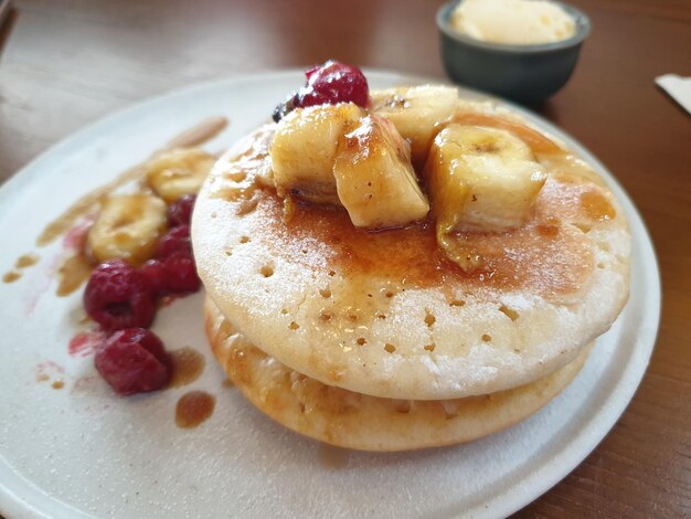 Foto nahaufnahme von pfannkuchen auf einem teller auf dem tisch