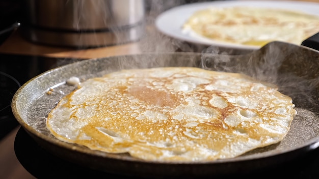 Foto nahaufnahme von pfannkuchen in einer pfanne braten.