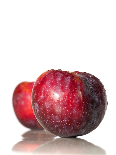 Nahaufnahme von Pflaumen auf weißem Hintergrund