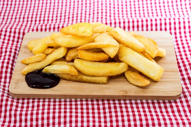 Foto nahaufnahme von pommes frites auf dem schneidbrett