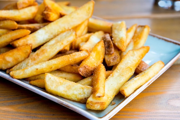 Nahaufnahme von Pommes Frites auf dem Tisch